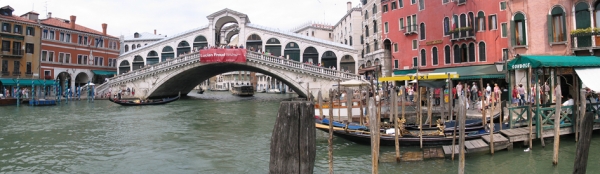 横跨威尼斯大运河的里阿尔托桥（维基百科）