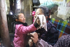 一早起床,5岁的王安娜照顾奶奶洗脸。 一早起床,5岁的王安娜照顾奶奶洗脸。