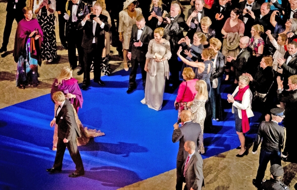 在150名平民参加庆祝生日的王宫晚宴上，人们与荷兰国王、王后合影后，挥手目送国王夫妇离去。（AFP/Getty Images）