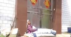 陶姓老人躺在小儿子家门前三天无人问津(视频截图) 陶姓老人躺在小儿子家门前三天无人问津(视频截图)