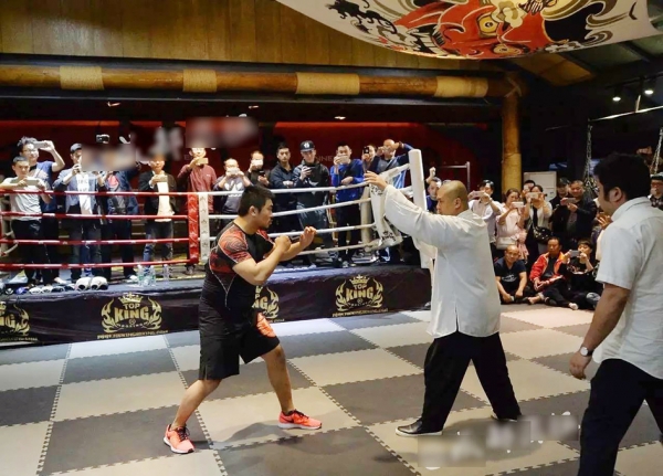 MMA格斗教练徐晓东和太极拳师魏雷对决比赛现场。（视频截图）