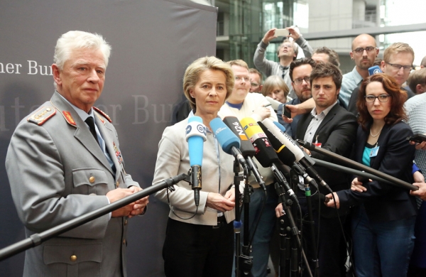 5月10日，德国三军总参谋长维克尔（左一）和国防部长冯德莱恩（左二），就弹药遗失事件对媒体讲话。（Getty Images）