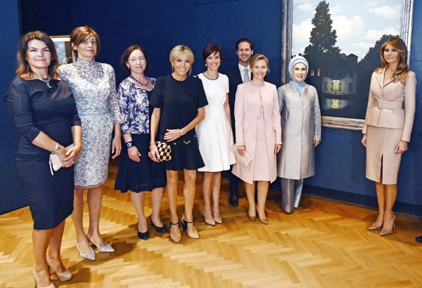 5月25日，法国第一夫人布丽吉特（左四）以第一夫人身份出席布鲁塞尔的北约首脑会议。（AFP/Getty Images）