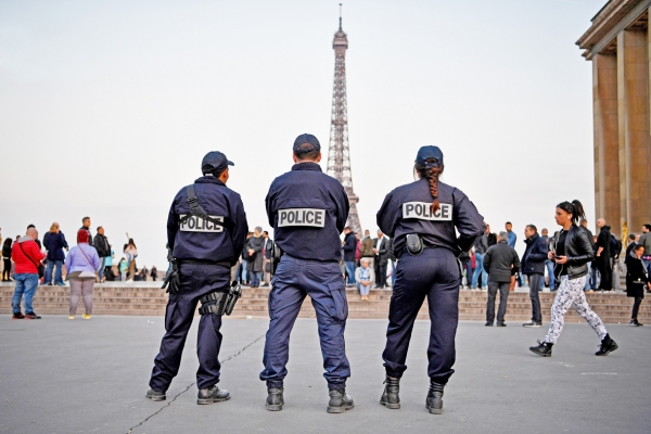 在巴黎艾菲尔铁塔巡逻的警察 (Getty Images)