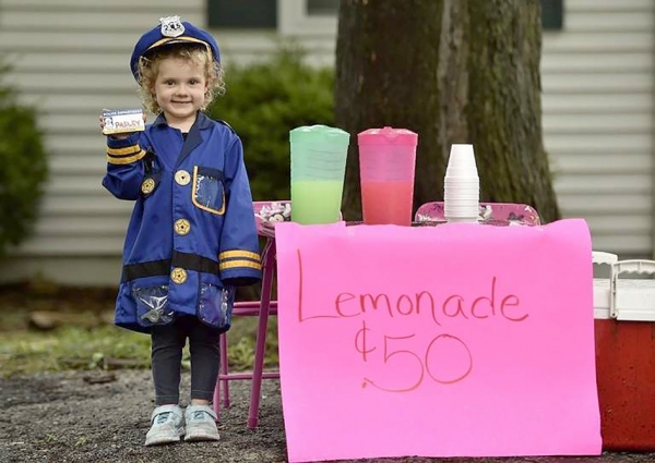 通过卖柠檬水，Hannah如愿以偿地穿上了第一套属于自己的小警服。