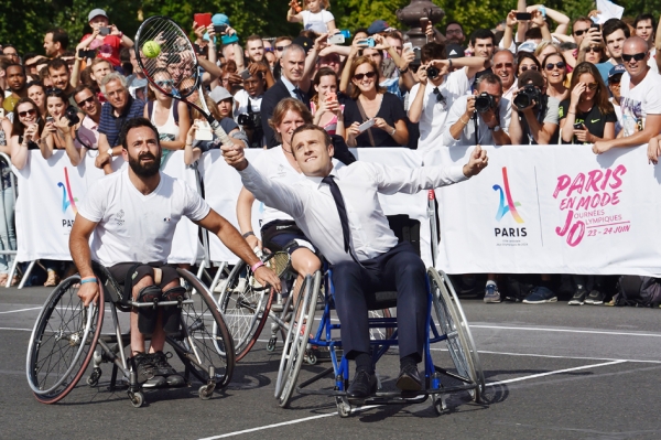 马克隆在现场参加轮椅网球活动。（AFP/Getty Images）