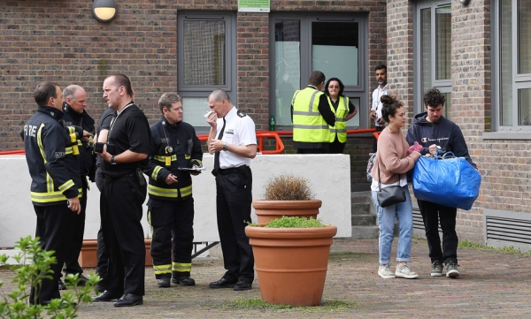 2017年6月24日伦敦北部，受消防安全方面影响的居民已陆续被疏散撤离。（AFP/Getty Images）