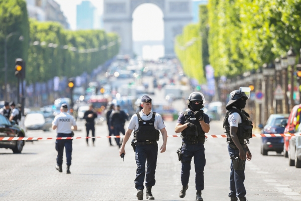 6月19日，法国总统府爱丽舍宫附近的执勤宪兵车队遭一名伊斯兰激进分子驾车冲撞，该恐怖分子在撞车受伤后身亡。图为事发后，警察在巴黎香榭丽舍大道巡逻。(AFP/Ge