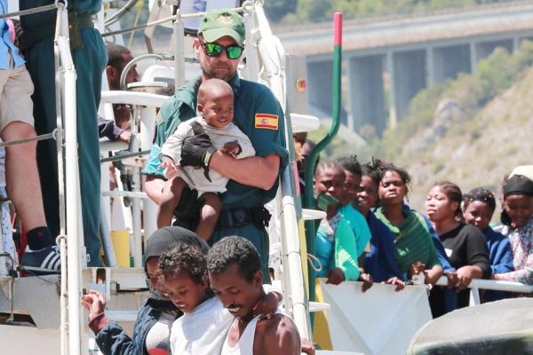2017年6月29日，在地中海被救出的1,216名移民抵达意大利萨莱诺（SALERNO）港口。（AFP/Getty Images）
