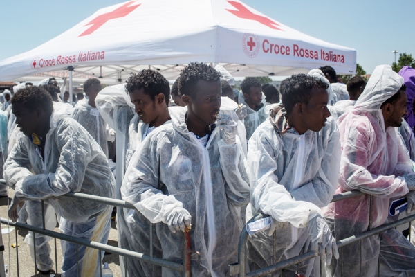 意大利克罗托内州，获救后正在等待处理的难民。（Getty Images）