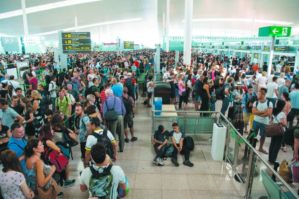Eulen安检服务公司的员工在巴塞罗那El Prat机场大罢工，导致游客排长龙等候安检。（AFP/Getty Images）