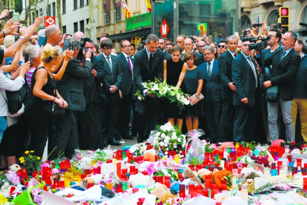 8月19日西班牙国王费利佩六世参加了在袭击地点巴塞罗那兰布拉大道附近举行的悼念仪式，来自各界的民众，也献上蜡烛、鲜花和布偶等物品，寄托哀思和悼念。（AFP/Ge