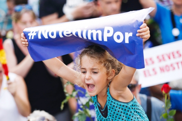 巴塞罗那恐袭后，西班牙民众举行了反恐游行，小女孩的条幅上写着“我们不怕”。（AFP/Getty Images）