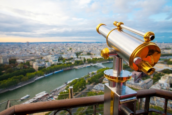 从埃菲尔铁塔，鸟览巴黎和塞纳河 (123RF)