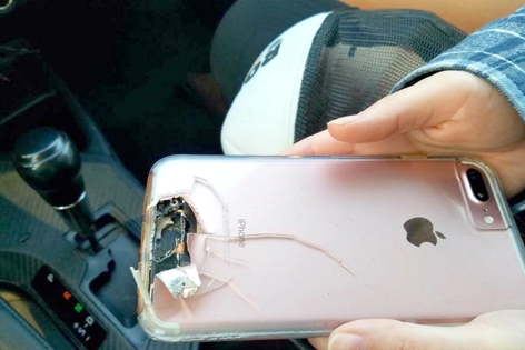 iPhone手机为一名女子挡住子弹。 iPhone手机为一名女子挡住子弹。