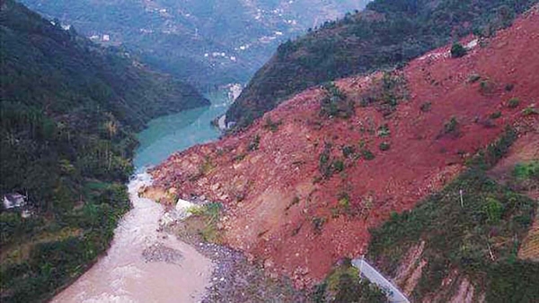巫溪县大河乡滑坡堵塞了大宁河，已形成堰塞湖。