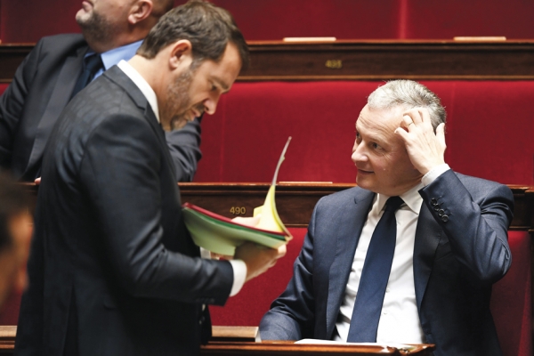 政府发言人卡斯塔纳（Christophe Castaner）（左）与财政部长勒梅尔（Bruno Le Maire）(右) (AFP/Getty Images)
