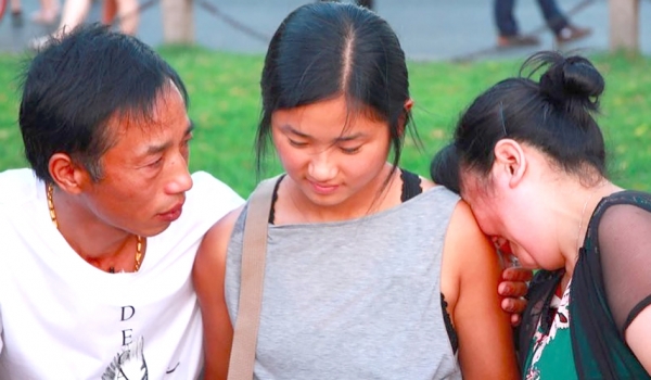 Kati(中)被美国家庭收养20年后,终于见到自己的亲身父母。 Kati(中)被美国家庭收养20年后,终于见到自己的亲身父母。