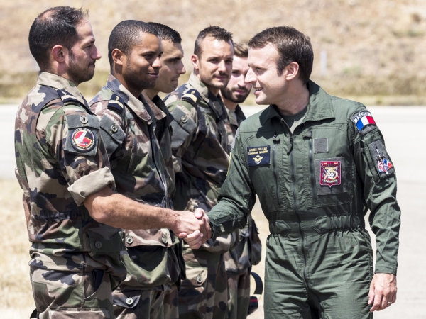马克龙（右）在法国伊斯特尔（Istres）市镇的空军基地BA 125与法国士兵见面。(AFP/Getty Images)