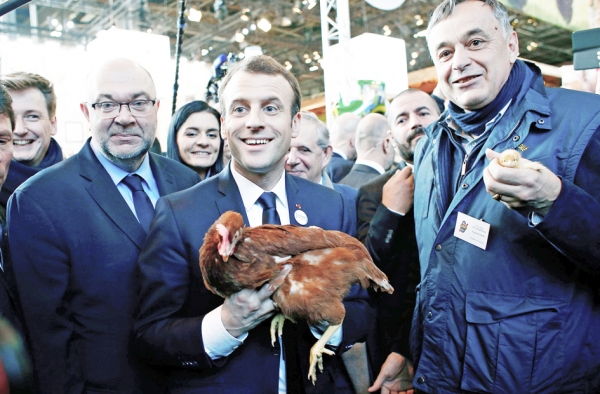 第55届法国农业展上，马克龙手捧产自法国的大公鸡。(AFP/Getty Images)