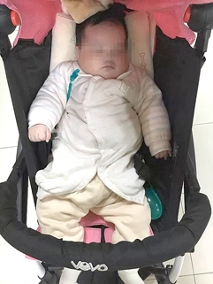 女婴因为罹患先天性癫痫病,父母无力治病,被弃于公园里。 女婴因为罹患先天性癫痫病,父母无力治病,被弃于公园里。