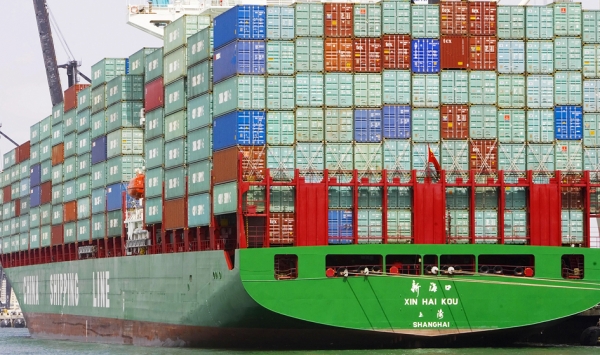 满载货物的一艘中国远洋货轮到达美国。(AFP/Getty Images))
