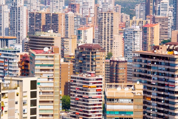 号称西班牙小香港的贝尼多姆市（Benidorm）的住宅建筑群（Getty Images）