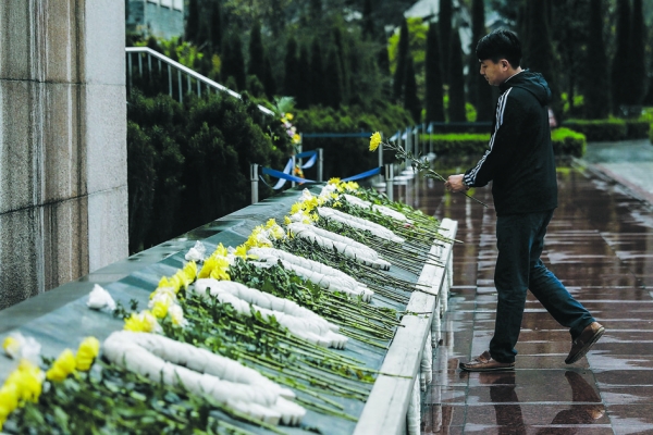 人们在纪念地震中的遇难者。（Getty Images)