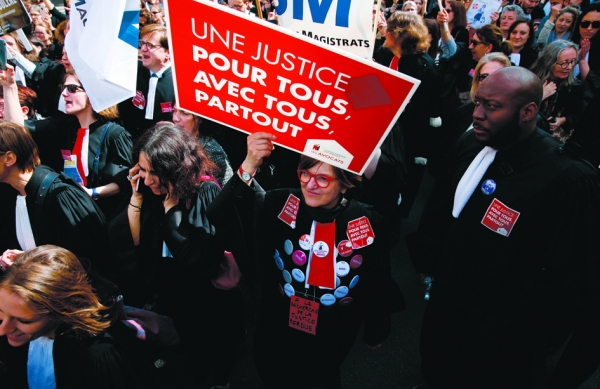 4月11日，全法国超过4000名律师、法官和法庭书记员在巴黎举行了大规模示威游行。(AFP/Getty Images)