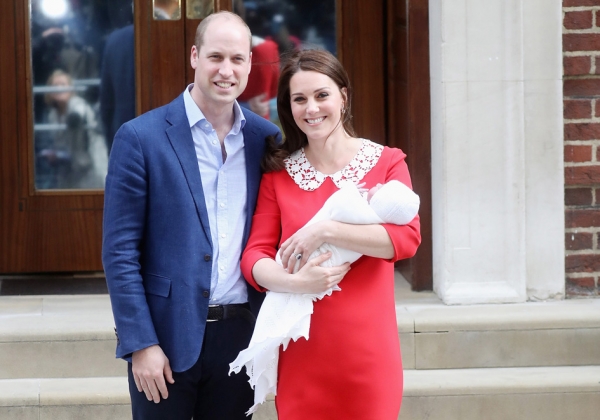 威廉夫妇和刚出生的小王子与公众见面。(Chris jackson/Getty Images)