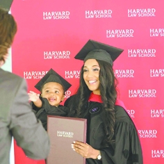 哈佛毕业典礼上的布安娜与她的女儿