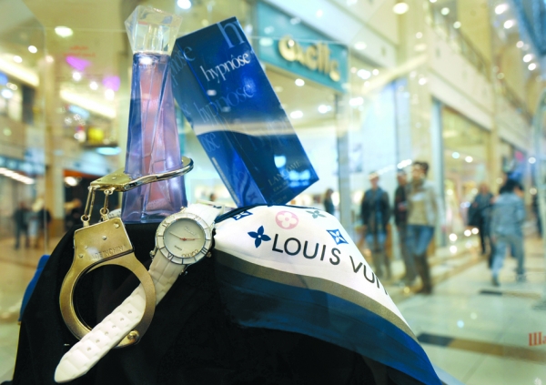 在保加利亚首都索非亚的著名商标假冒商品展上，展出的假冒的路易威登（Louis Vuitton）围巾、兰蔻香水和萧邦腕表。（AFP/Getty Images）