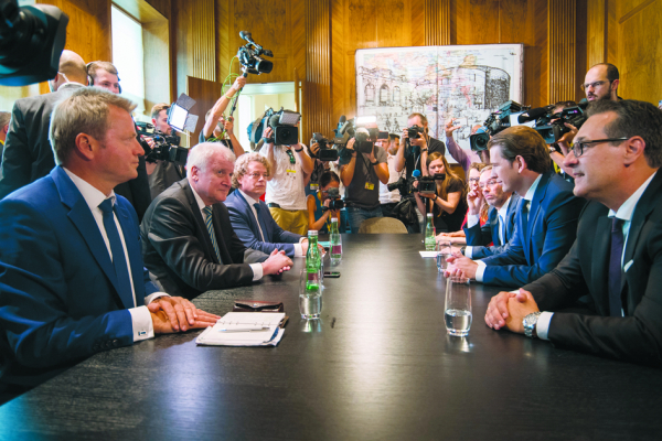7月5日，德国内政部长泽霍费尔在奥地利维也纳联邦总理办公室举行会议，磋商关于德国与奥地利边境新移民措施计划的实施。（Michael Gruber/Getty I