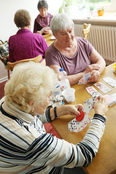 正在玩扑克牌的德国一老年中心的老人（Getty Images）
