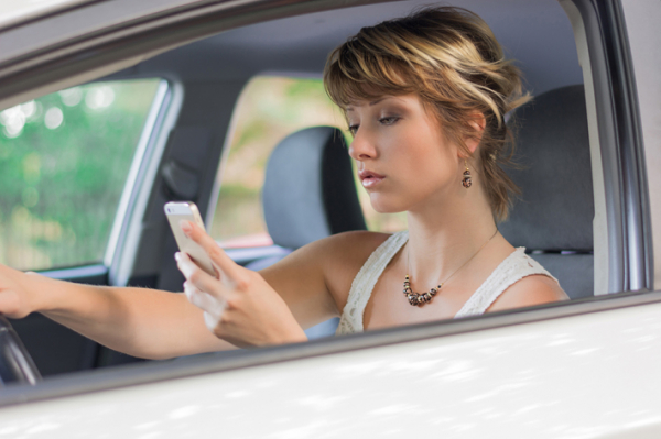 在西班牙，驾车时用手机会被扣3分。(123RF)