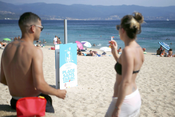 位于科西嘉岛的一处海滩立起“禁止吸烟”指示牌。（AFP/Getty Images）