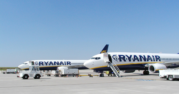 欧洲廉航瑞安航空(Ryanair)位于法兰克福-哈恩机场的波音737-800客机(Raboe001/维基百科)