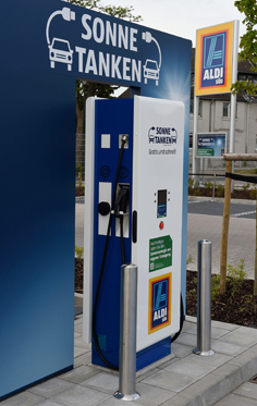 杜塞尔多夫市一家Aldi（南）超市停车厂的免费电车充电站（AFP/Getty Images）