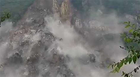 游客拍下山体坍塌时惊人的画面。（视频截图）