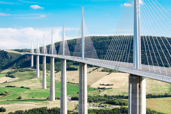 法国米约高架桥(Viaduc de Millau)，该桥是巴黎到蒙彼利埃的A75-A71高速公路路轴的一部份。(123RF)