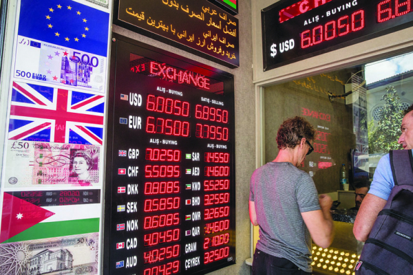 美、土关系紧张等因素导致土耳其货币里拉（Lira）对美元汇率暴跌，一度创下历史新低纪录。图为伊斯坦堡一处外汇兑换站。(Getty Images)