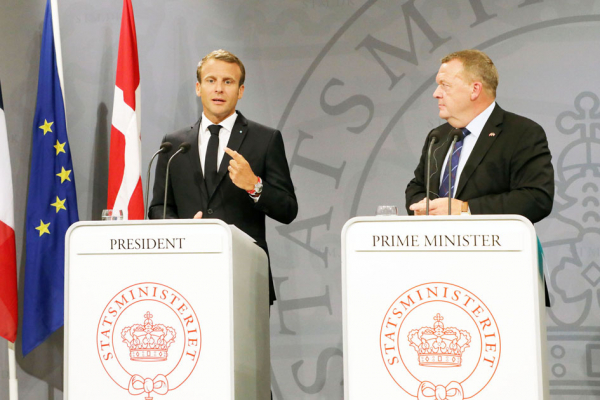 8月28日法国总统马克龙（左）与丹麦总理拉斯穆森（右）在丹麦举行记者见面会。（AFP/Getty Images）