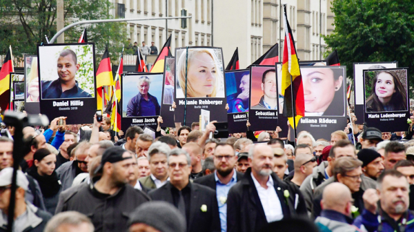 开姆尼茨市右翼政党“德国另类选择”组织民众抗议难民行凶。（AFP/Getty Images）