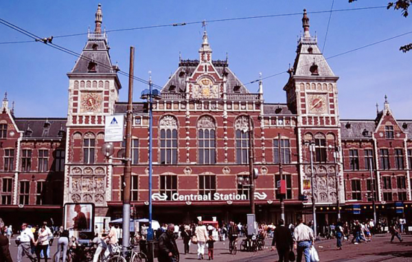 荷兰阿姆斯特丹中央车站（维基百科）