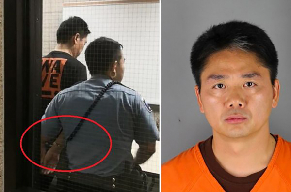 左图：刘强东被警方逮捕后拷上手铐，在审讯室等候警员盘问。（视频截图） ；右图：刘强东囚服照片
