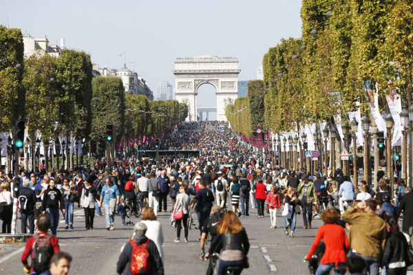 “无车日”的巴黎香榭丽舍大街（AFP/Getty Images）