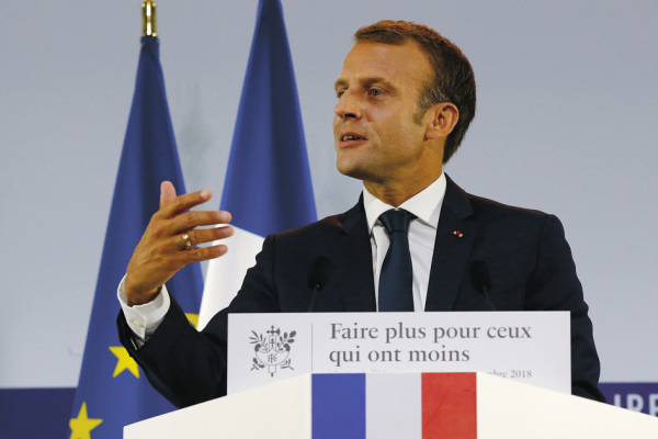 9月13日，法国总统马克龙公布改善贫困计划。马克龙发表演说时，台前的标语上写着“Faire plus pour ceux qui ont moins ”(为拥有