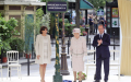 英国女王伊丽莎白二世在巴黎参加「伊丽莎白二世花市」揭牌仪式。
