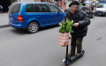 重庆66岁追风“老顽童”踩滑板车买菜