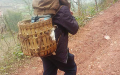 Sichuan : 6 heures de route à pieds chaque jour, il amène son fils handicapé sur le dos pour aller à l’école